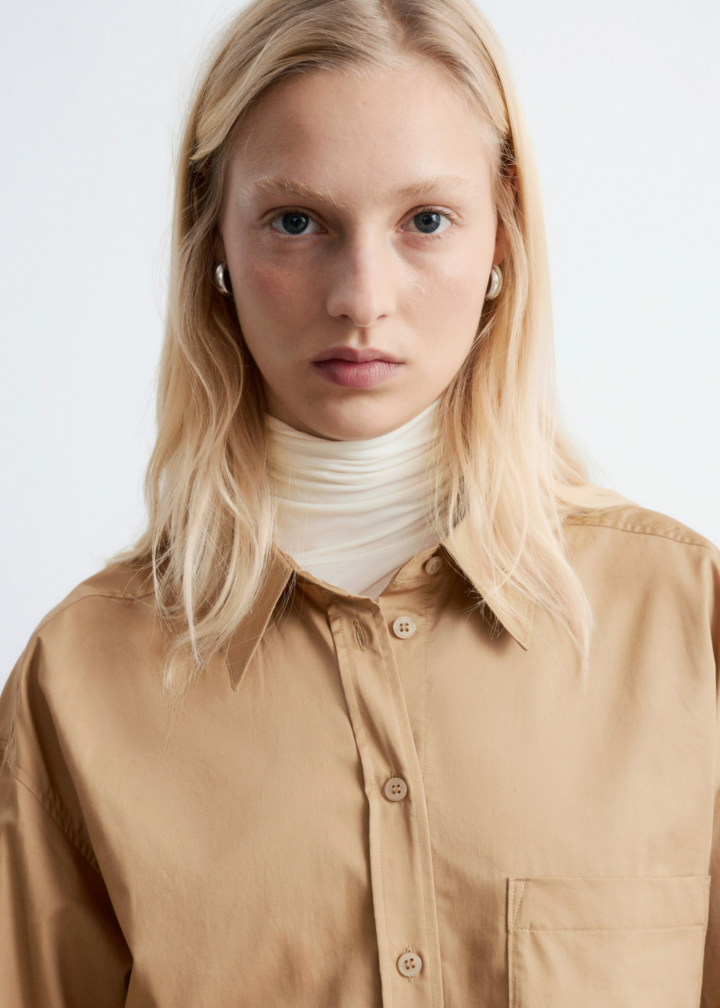 앤아더스토리즈 코튼 셔츠의 다크 베이지컬러 ECOMLook입니다.