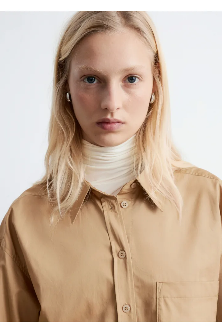 앤아더스토리즈 코튼 셔츠의 다크 베이지컬러 ECOMLook입니다.