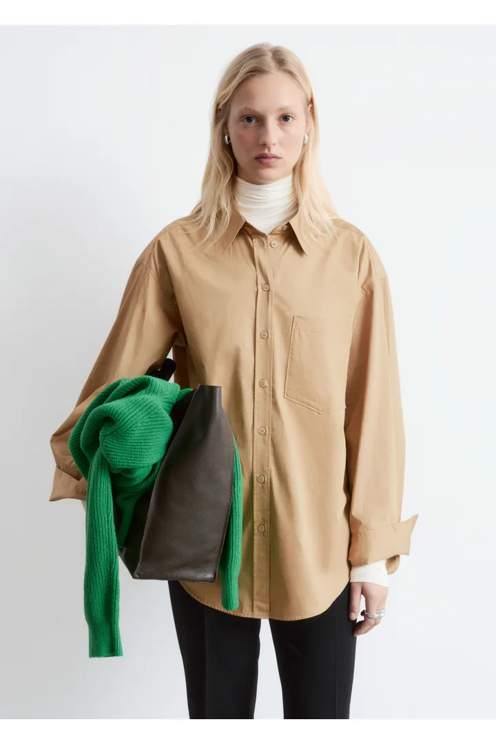 앤아더스토리즈 코튼 셔츠의 다크 베이지컬러 ECOMLook입니다.