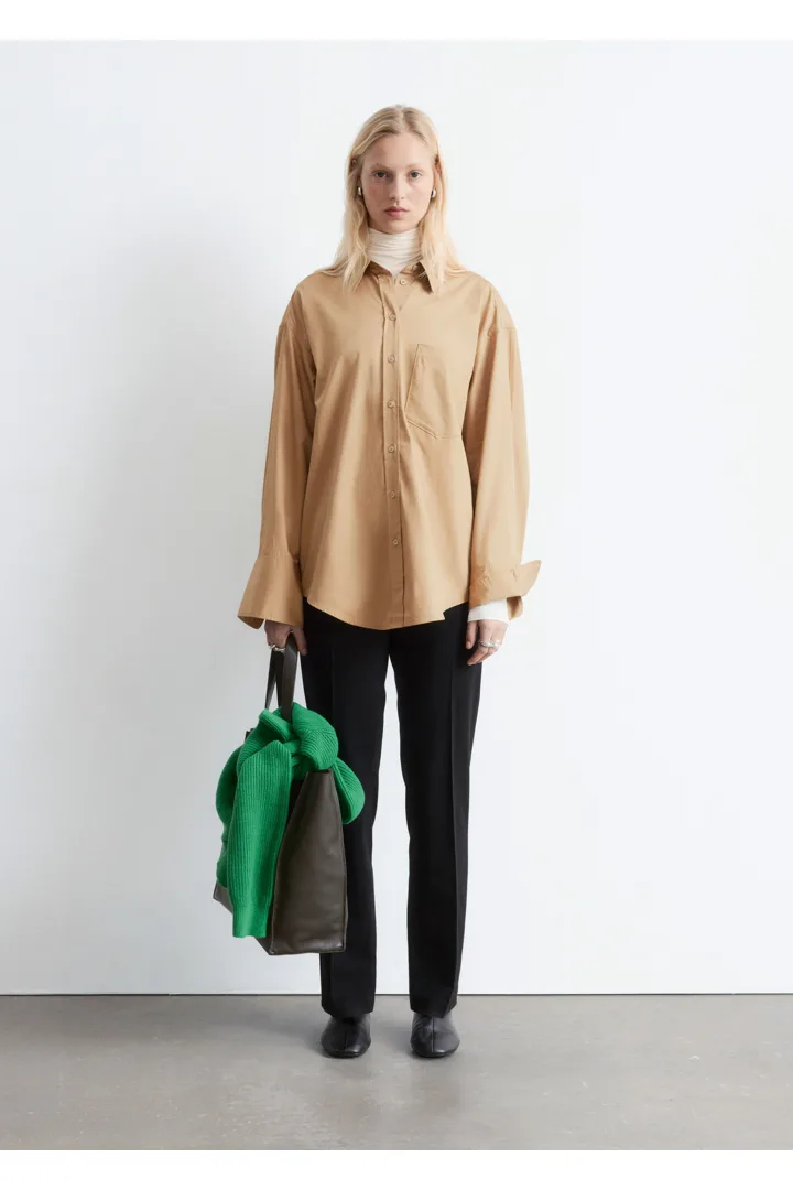 앤아더스토리즈 코튼 셔츠의 다크 베이지컬러 ECOMLook입니다.