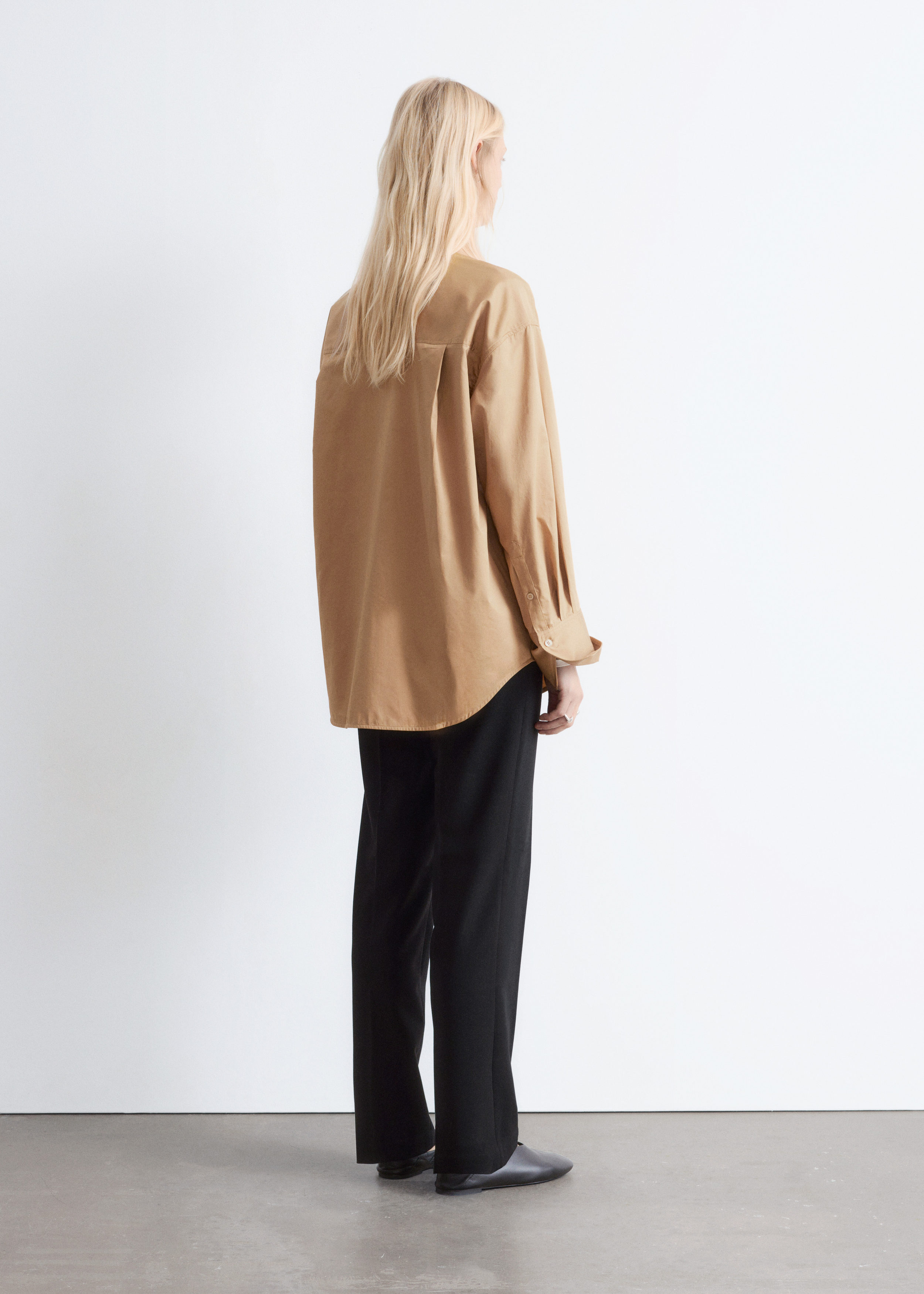 앤아더스토리즈 코튼 셔츠의 다크 베이지컬러 ECOMLook입니다.