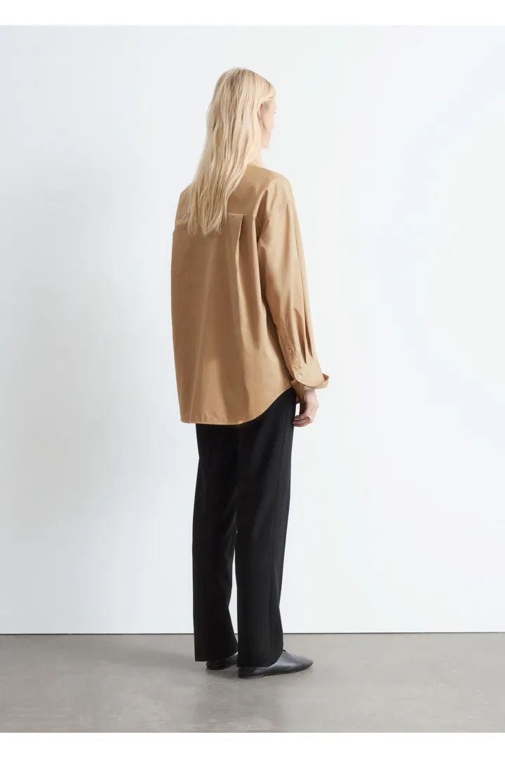 앤아더스토리즈 코튼 셔츠의 다크 베이지컬러 ECOMLook입니다.