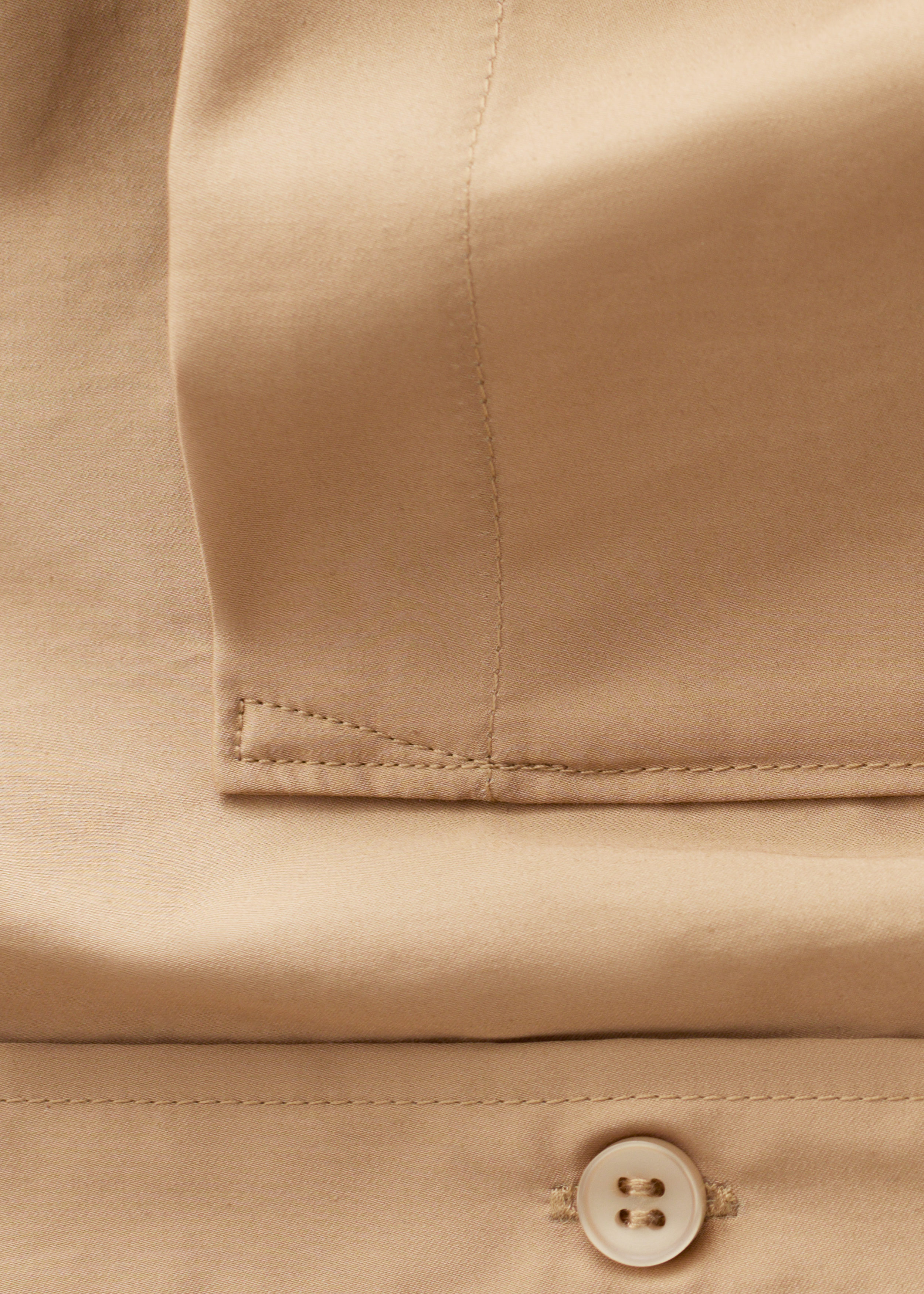 앤아더스토리즈 코튼 셔츠의 다크 베이지컬러 Detail입니다.