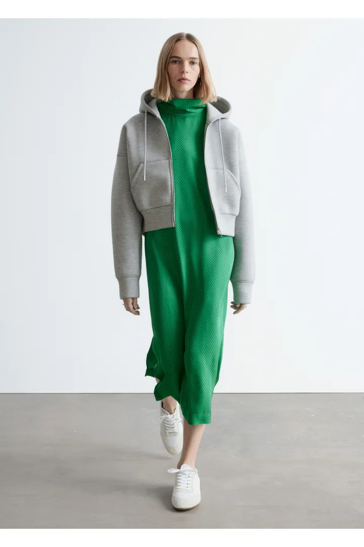 앤아더스토리즈 크롭 스쿠버 집 업 후디의 라이트 그레이 멜란지컬러 ECOMLook입니다.