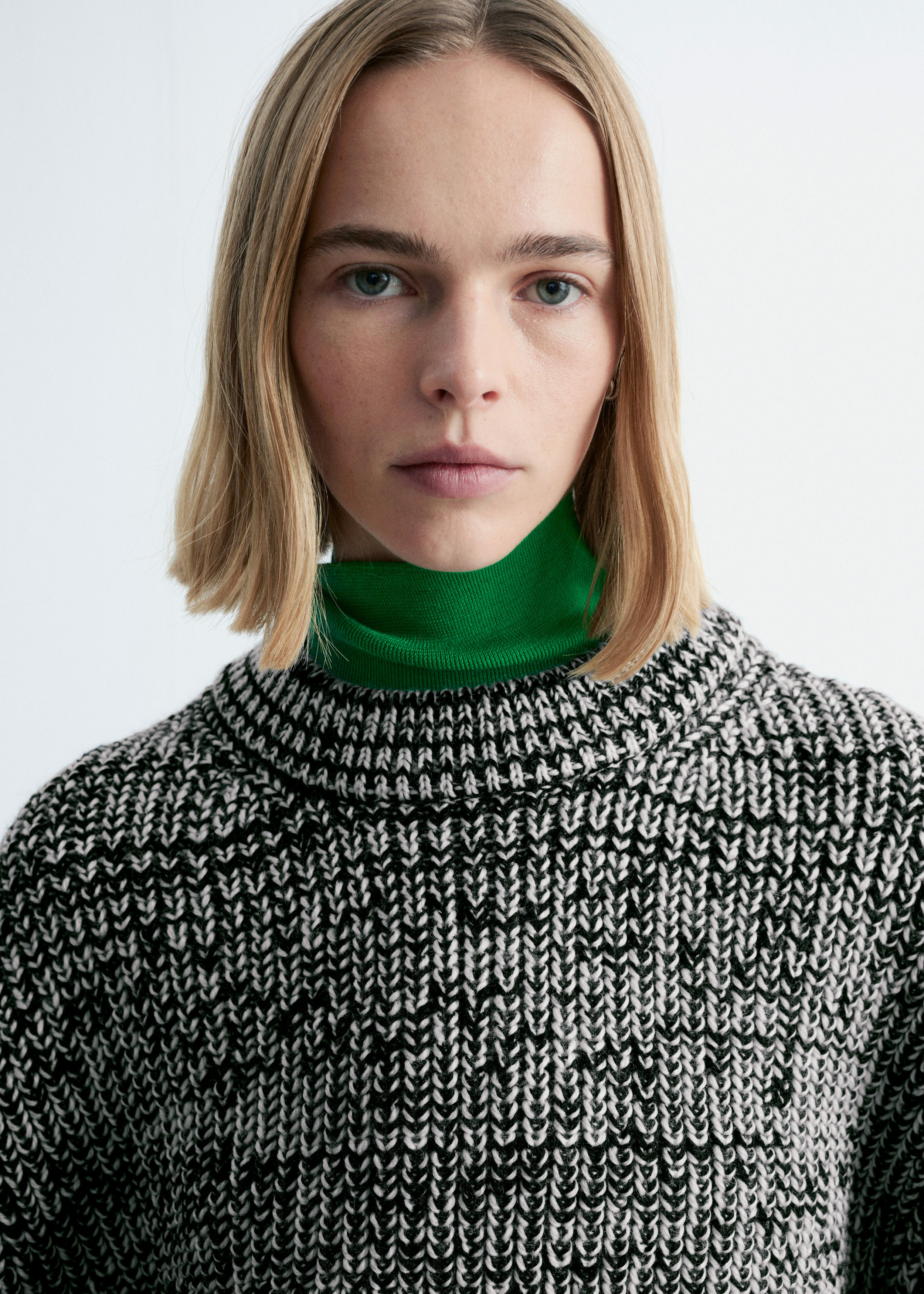 앤아더스토리즈 오버사이즈 울 스웨터의 블랙ㅣ카키컬러 ECOMLook입니다.