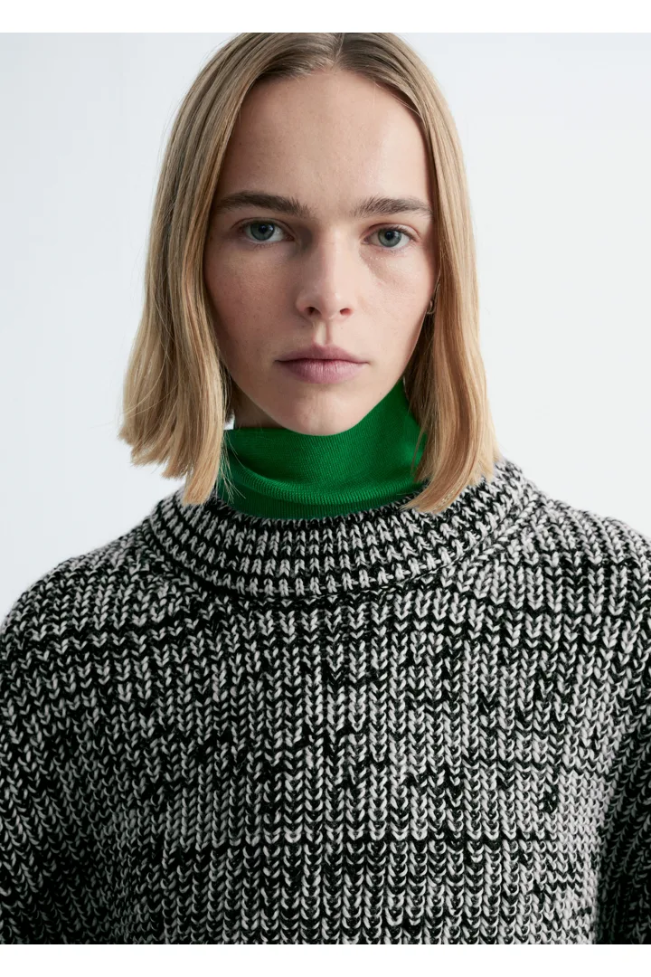 앤아더스토리즈 오버사이즈 울 스웨터의 블랙ㅣ카키컬러 ECOMLook입니다.