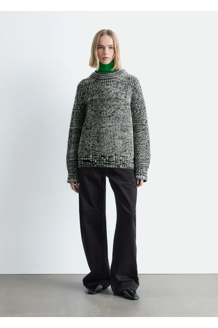 앤아더스토리즈 오버사이즈 울 스웨터의 블랙ㅣ카키컬러 ECOMLook입니다.