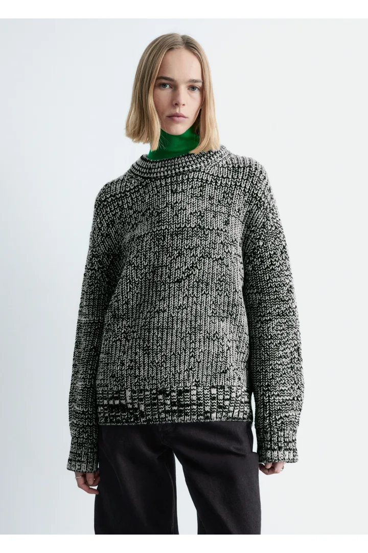 앤아더스토리즈 오버사이즈 울 스웨터의 블랙ㅣ카키컬러 ECOMLook입니다.