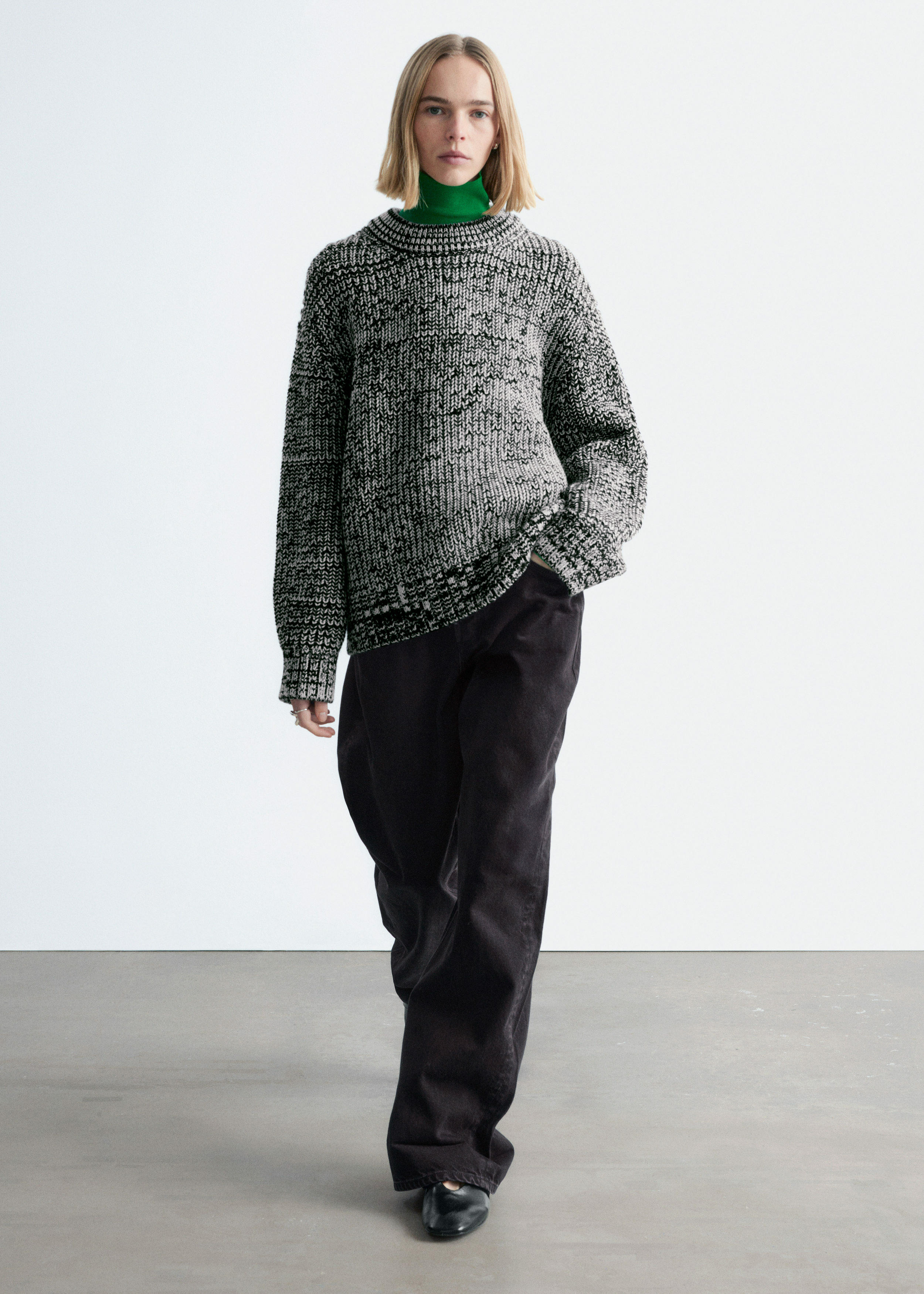 앤아더스토리즈 오버사이즈 울 스웨터의 블랙ㅣ카키컬러 ECOMLook입니다.