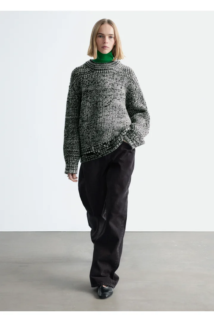 앤아더스토리즈 오버사이즈 울 스웨터의 블랙ㅣ카키컬러 ECOMLook입니다.