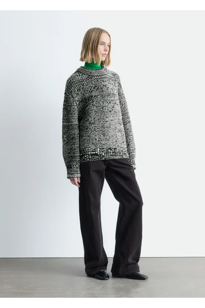 앤아더스토리즈 오버사이즈 울 스웨터의 블랙ㅣ카키컬러 ECOMLook입니다.