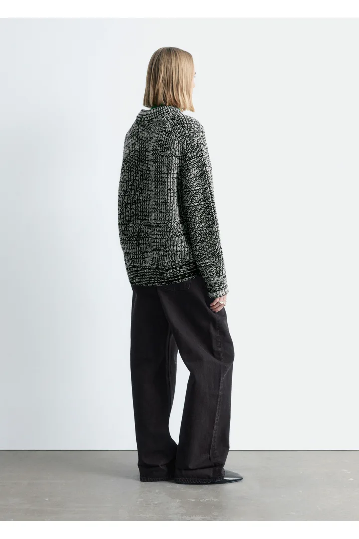 앤아더스토리즈 오버사이즈 울 스웨터의 블랙ㅣ카키컬러 ECOMLook입니다.