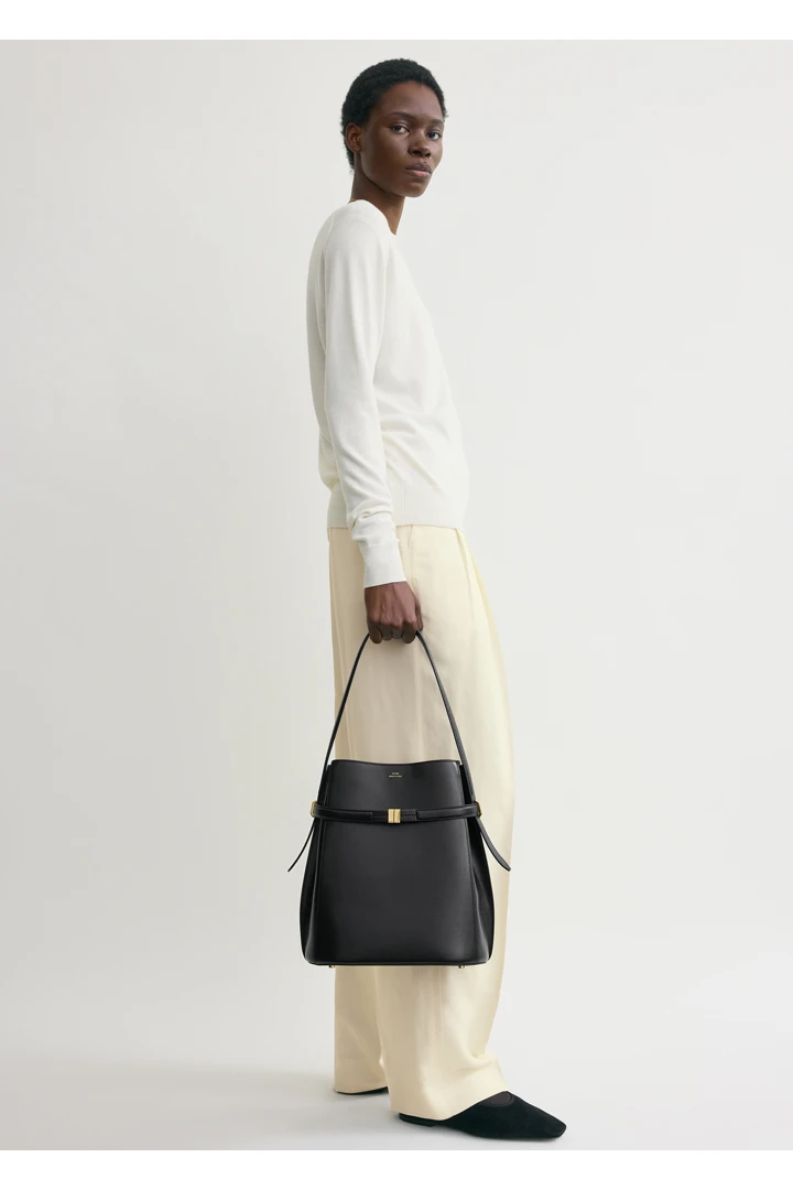 TOTEME 벨티드 레더 버킷백 블랙의 블랙컬러 1번쨰 이미지입니다.