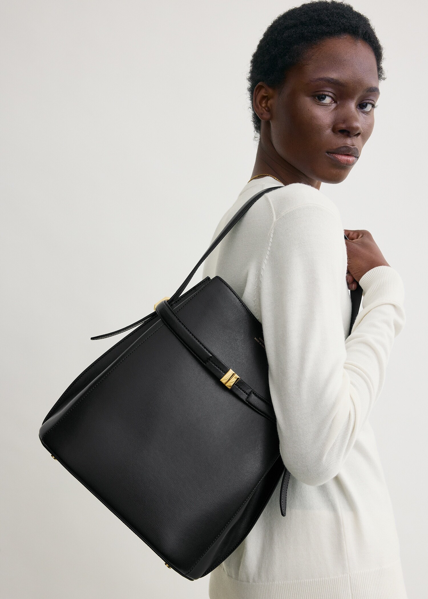 TOTEME 벨티드 레더 버킷백 블랙의 블랙컬러 2번쨰 이미지입니다.