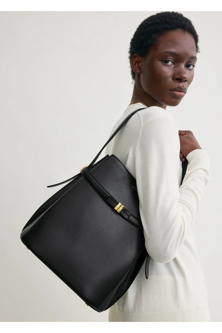 TOTEME 벨티드 레더 버킷백 블랙의 블랙컬러 2번쨰 이미지입니다.