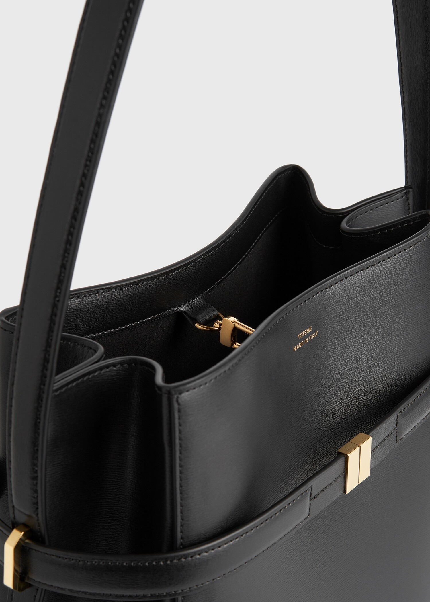 TOTEME 벨티드 레더 버킷백 블랙의 블랙컬러 3번쨰 이미지입니다.