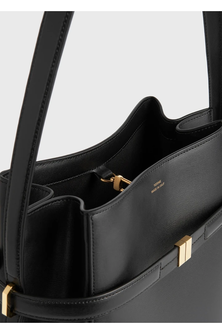 TOTEME 벨티드 레더 버킷백 블랙의 블랙컬러 3번쨰 이미지입니다.