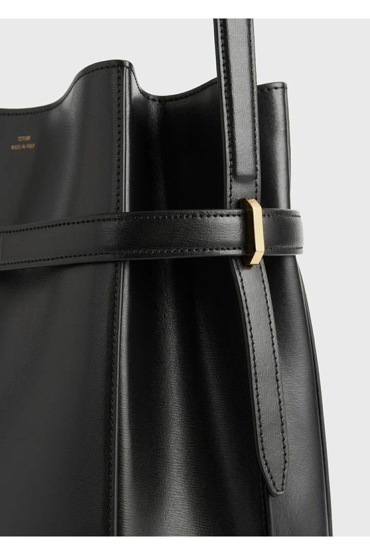 TOTEME 벨티드 레더 버킷백 블랙의 블랙컬러 4번쨰 이미지입니다.