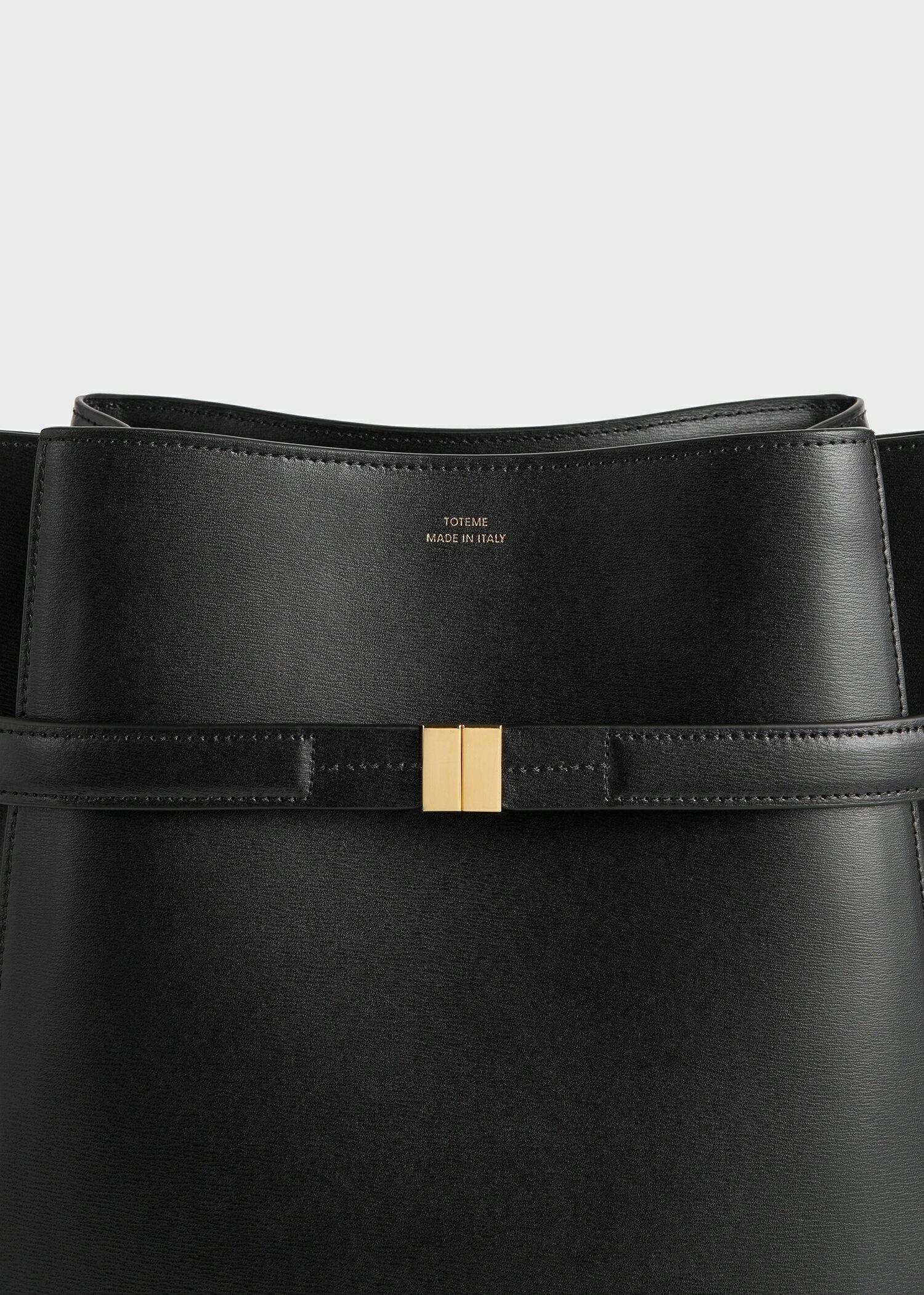 TOTEME 벨티드 레더 버킷백 블랙의 블랙컬러 5번쨰 이미지입니다.