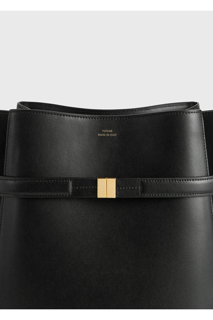 TOTEME 벨티드 레더 버킷백 블랙의 블랙컬러 5번쨰 이미지입니다.