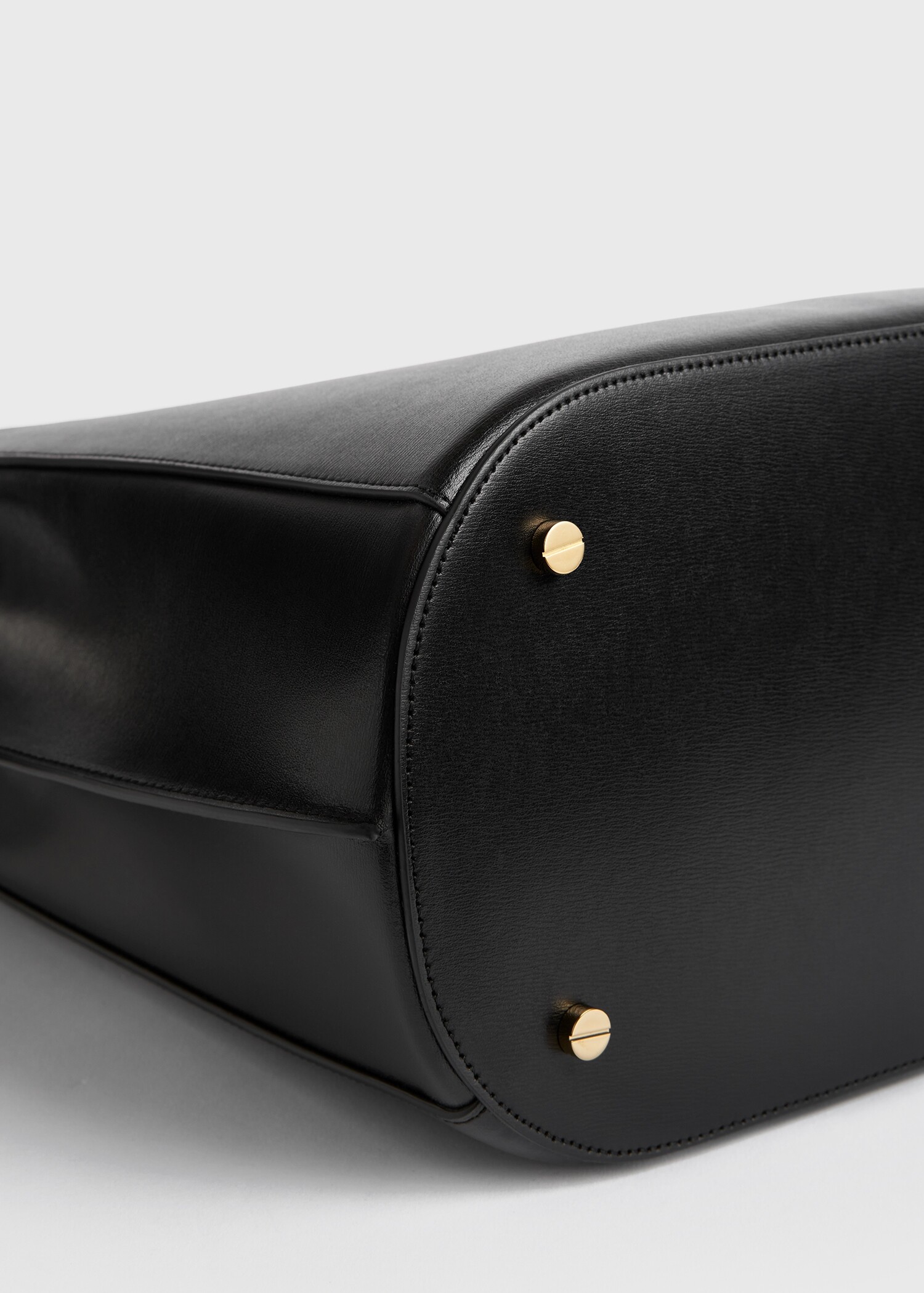 TOTEME 벨티드 레더 버킷백 블랙의 블랙컬러 6번쨰 이미지입니다.