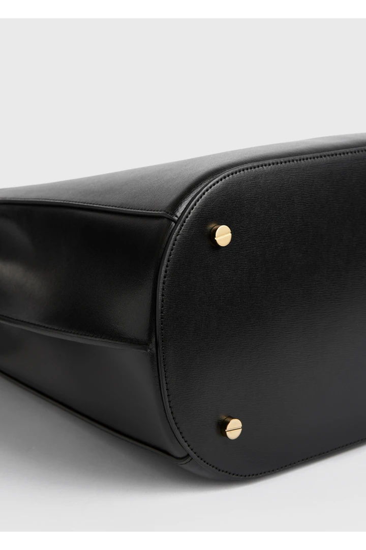 TOTEME 벨티드 레더 버킷백 블랙의 블랙컬러 6번쨰 이미지입니다.