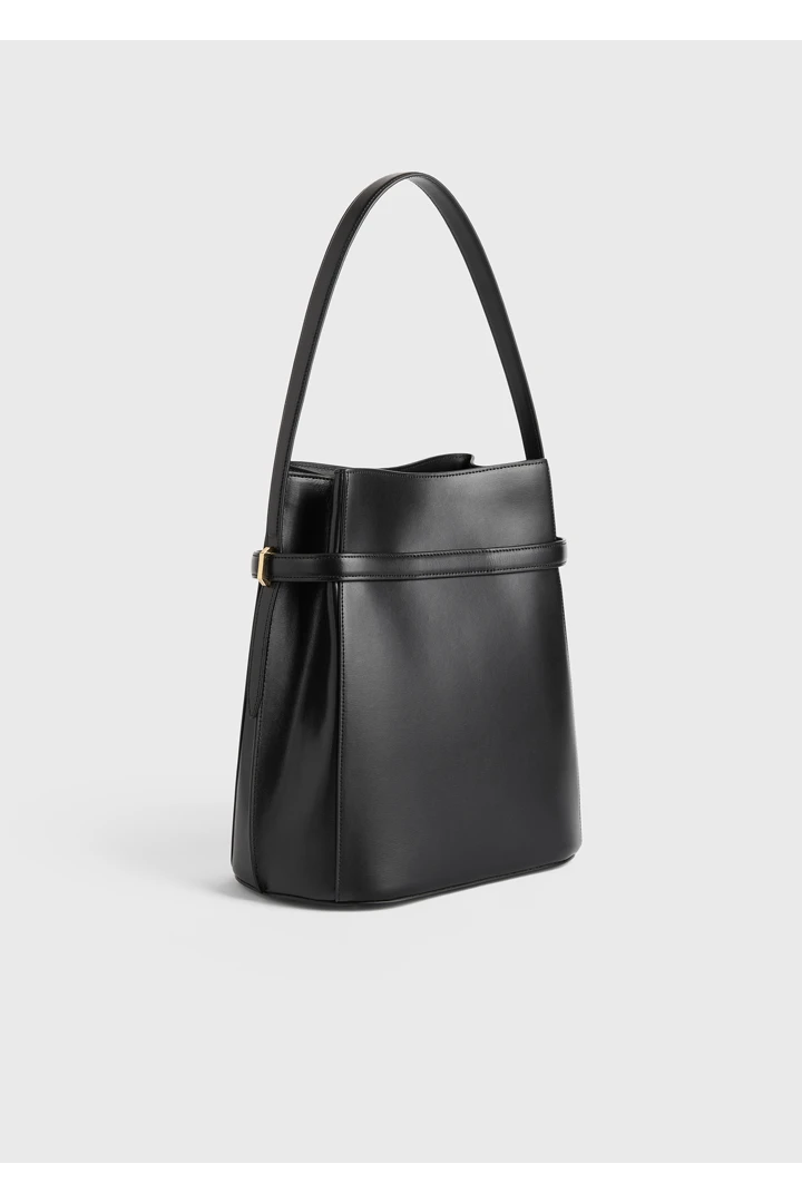 TOTEME 벨티드 레더 버킷백 블랙의 블랙컬러 7번쨰 이미지입니다.