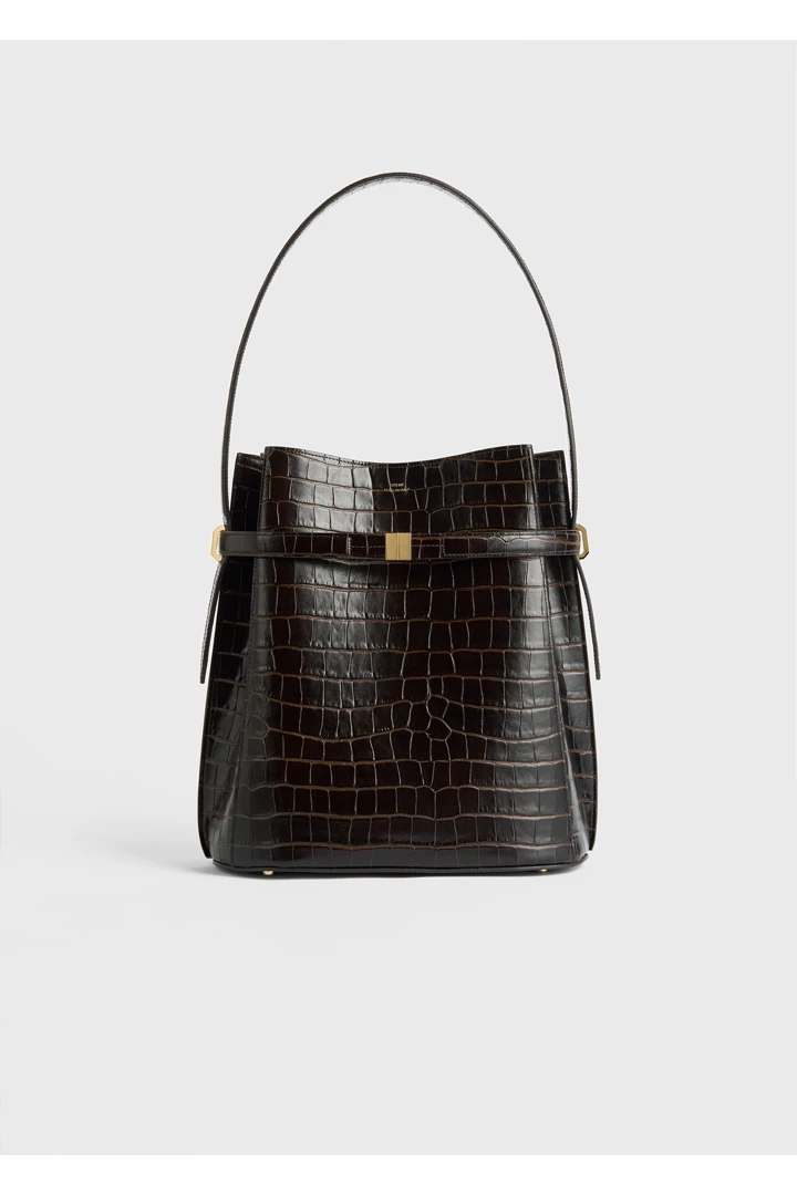 TOTEME 벨티드 크로커 엠보스드 버킷백 다크 브라운의 다크 브라운컬러 0번쨰 이미지입니다.