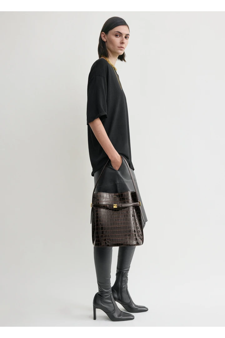 TOTEME 벨티드 크로커 엠보스드 버킷백 다크 브라운의 다크 브라운컬러 1번쨰 이미지입니다.