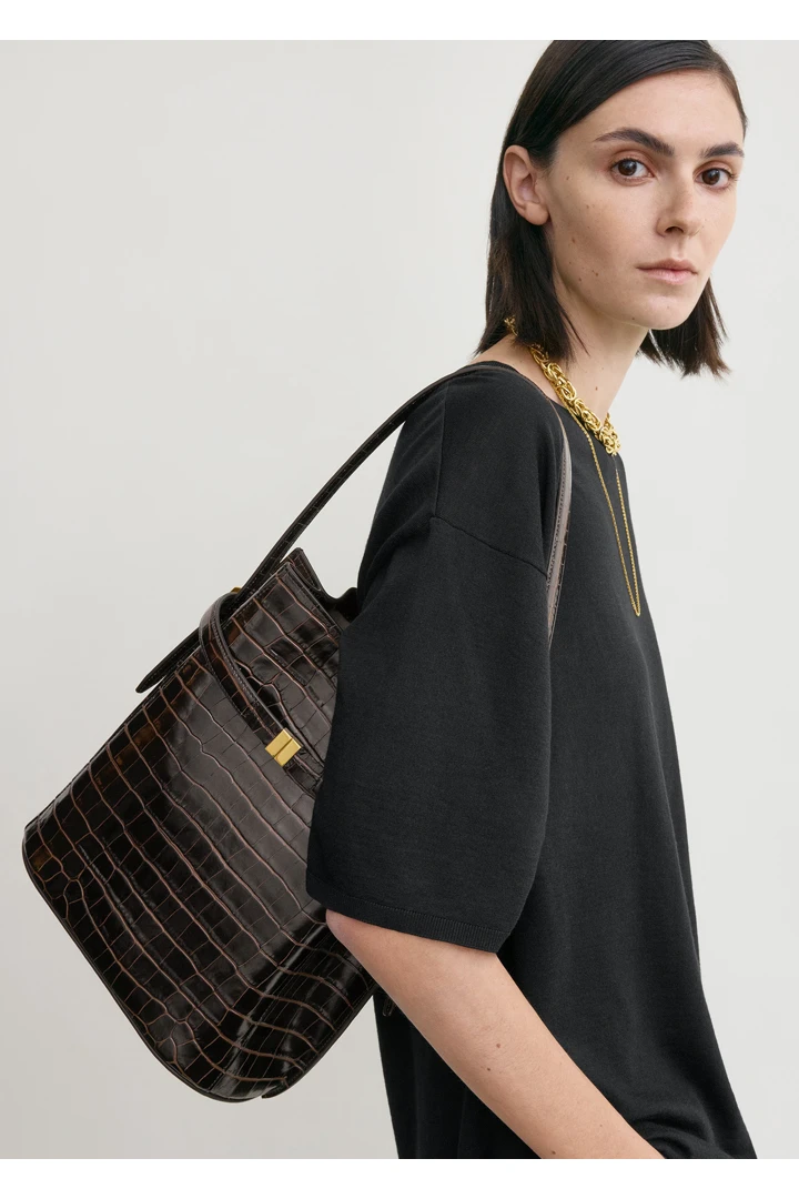 TOTEME 벨티드 크로커 엠보스드 버킷백 다크 브라운의 다크 브라운컬러 2번쨰 이미지입니다.