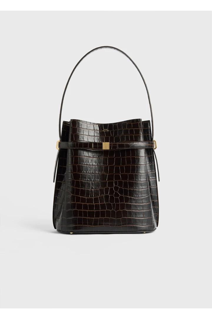 TOTEME 벨티드 크로커 엠보스드 버킷백 다크 브라운의 다크 브라운컬러 3번쨰 이미지입니다.
