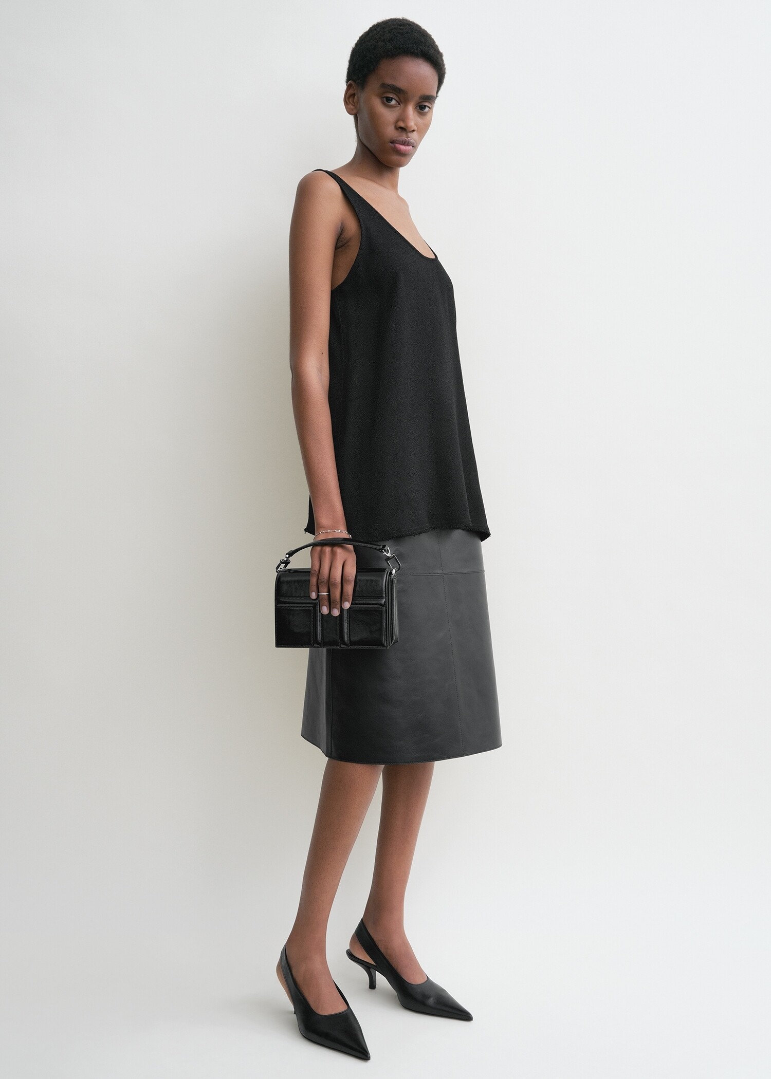 TOTEME 미니 티-플랩 나플락-레더 백 블랙의 블랙컬러 1번쨰 이미지입니다.