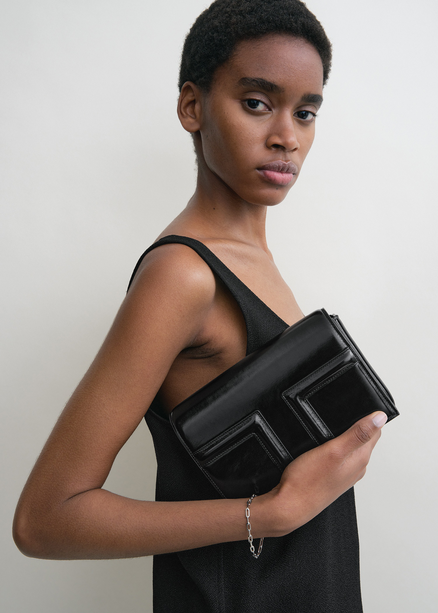 TOTEME 미니 티-플랩 나플락-레더 백 블랙의 블랙컬러 2번쨰 이미지입니다.