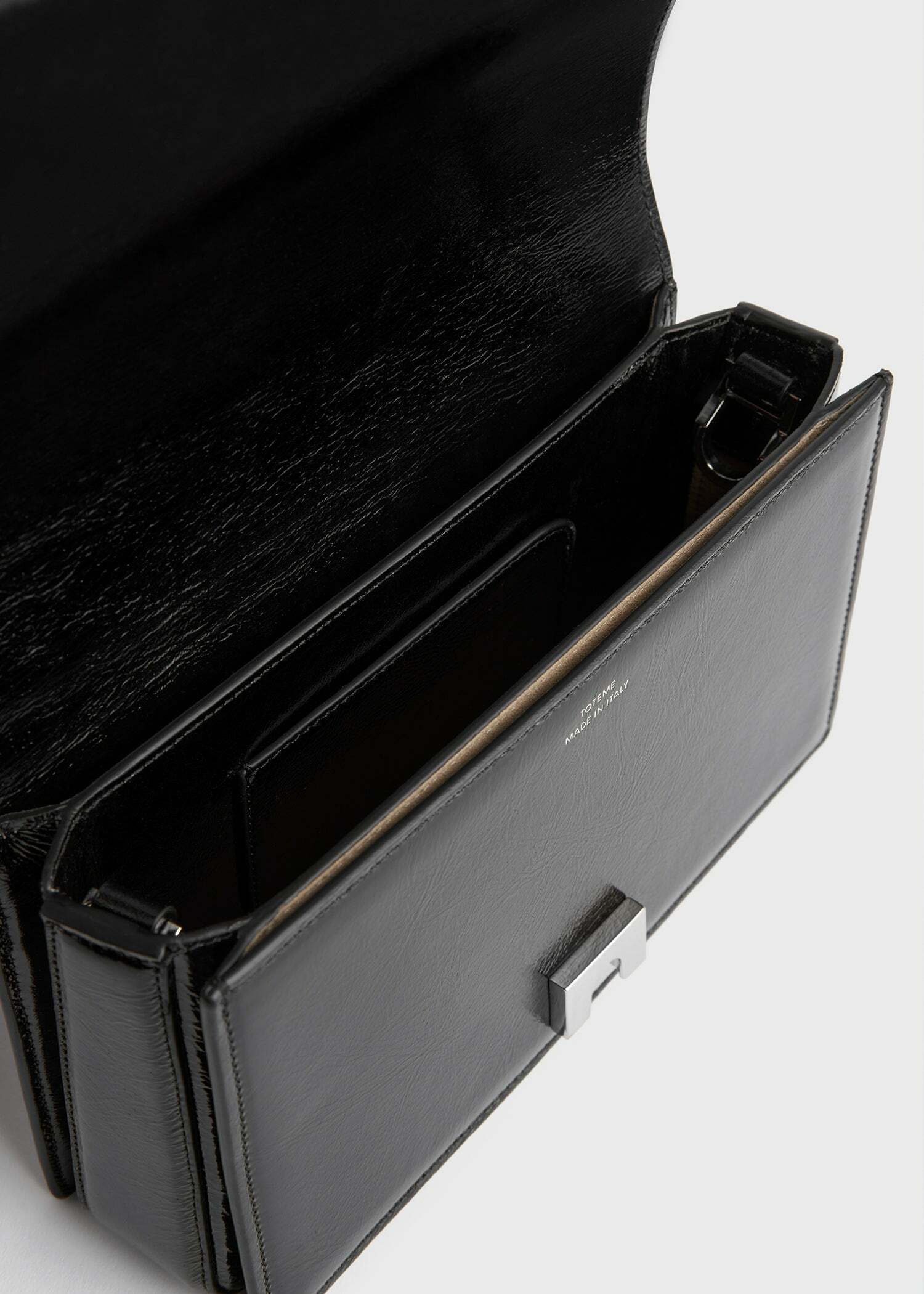 TOTEME 미니 티-플랩 나플락-레더 백 블랙의 블랙컬러 8번쨰 이미지입니다.