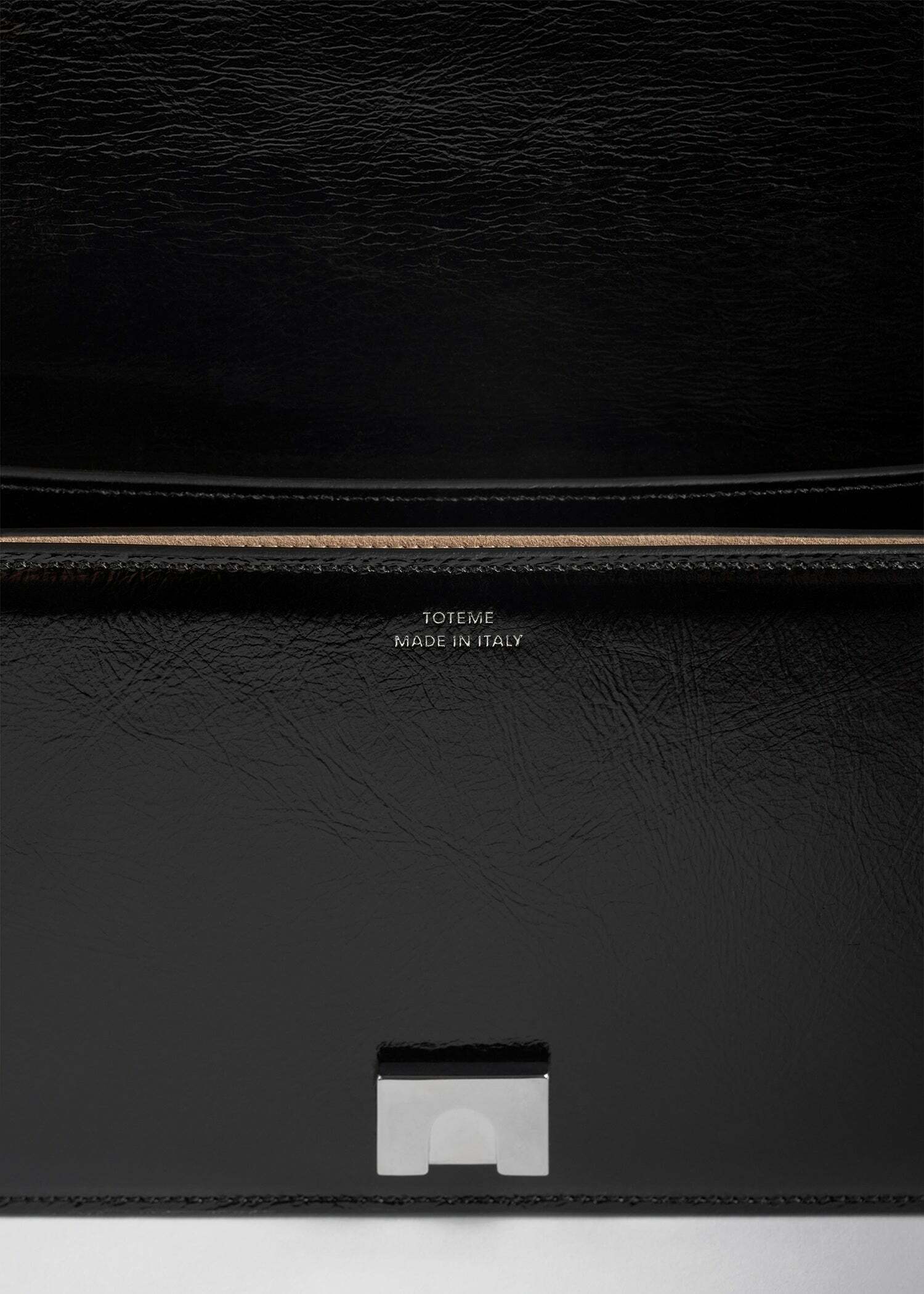 TOTEME 미니 티-플랩 나플락-레더 백 블랙의 블랙컬러 7번쨰 이미지입니다.