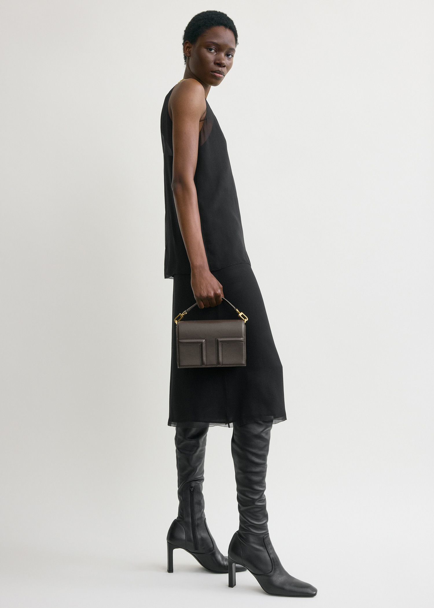 TOTEME 미니 티-플랩 레더 백 바크의 바크컬러 1번쨰 이미지입니다.