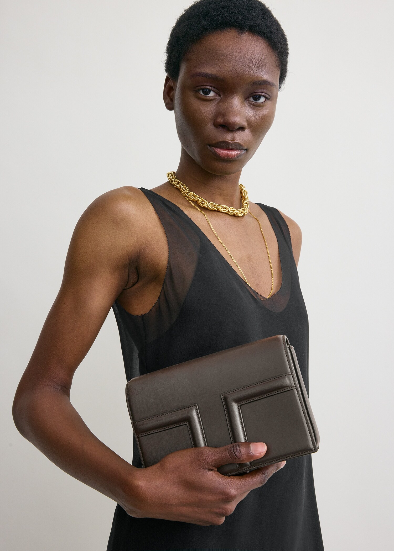 TOTEME 미니 티-플랩 레더 백 바크의 바크컬러 2번쨰 이미지입니다.