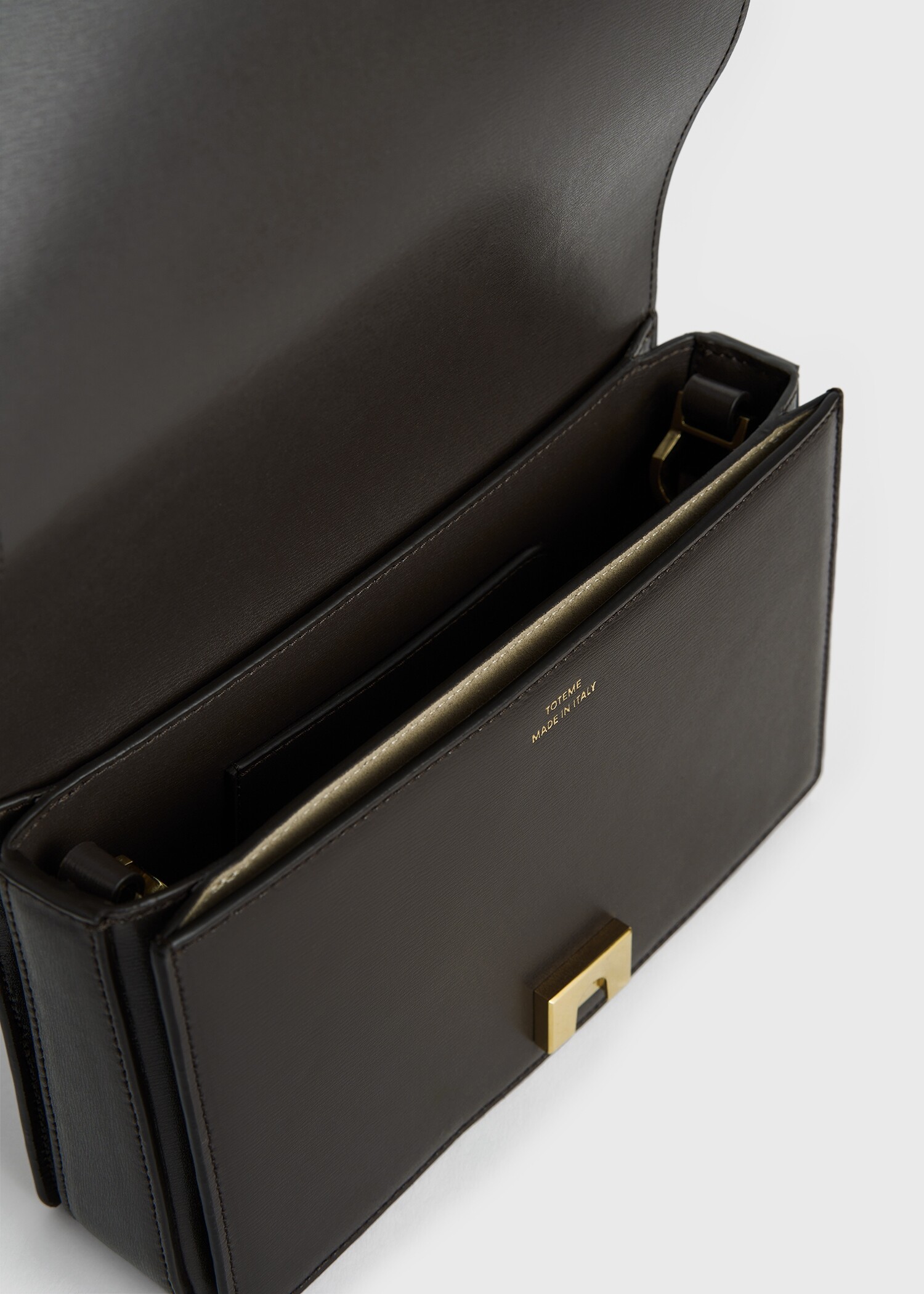 TOTEME 미니 티-플랩 레더 백 바크의 바크컬러 7번쨰 이미지입니다.