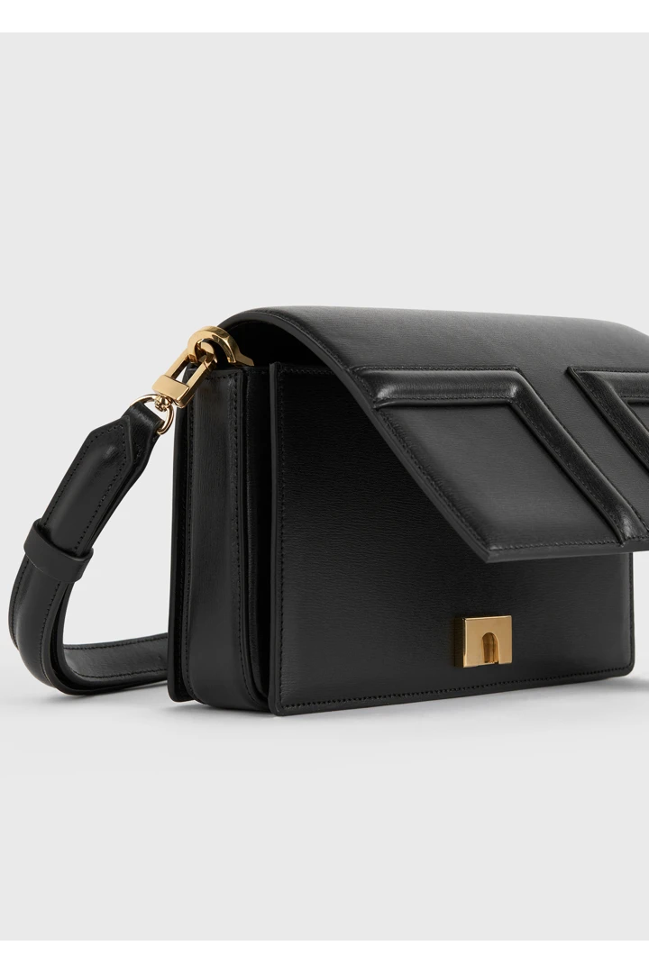 TOTEME 미니 티-플랩 레더 백 블랙의 블랙컬러 9번쨰 이미지입니다.