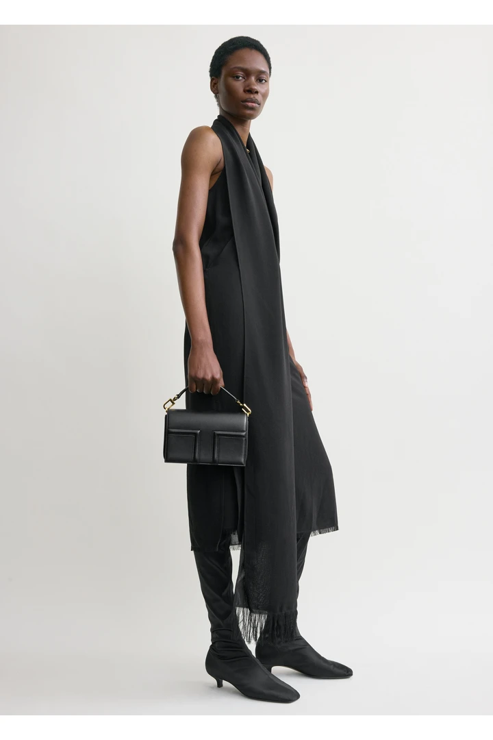 TOTEME 미니 티-플랩 레더 백 블랙의 블랙컬러 1번쨰 이미지입니다.