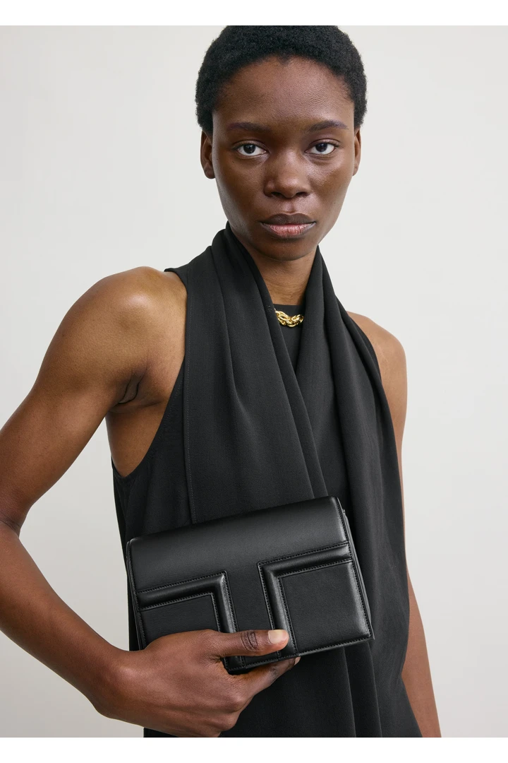 TOTEME 미니 티-플랩 레더 백 블랙의 블랙컬러 2번쨰 이미지입니다.