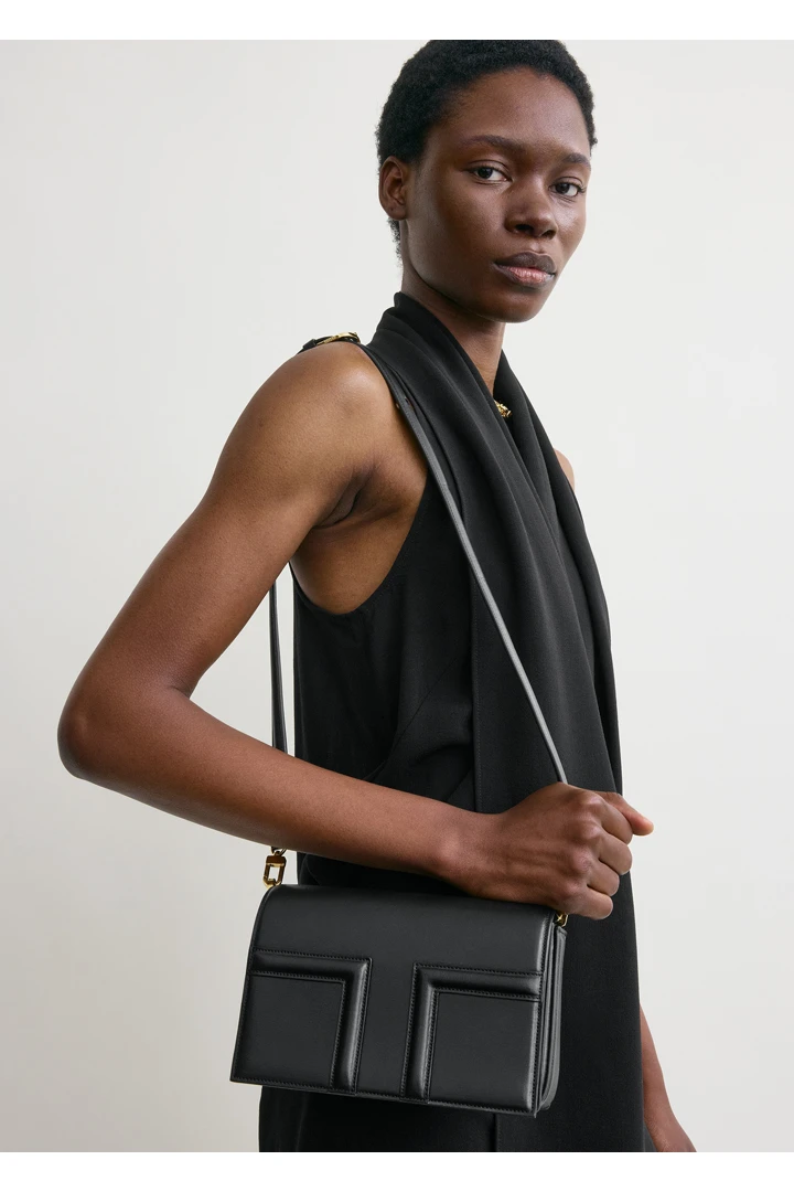 TOTEME 미니 티-플랩 레더 백 블랙의 블랙컬러 3번쨰 이미지입니다.