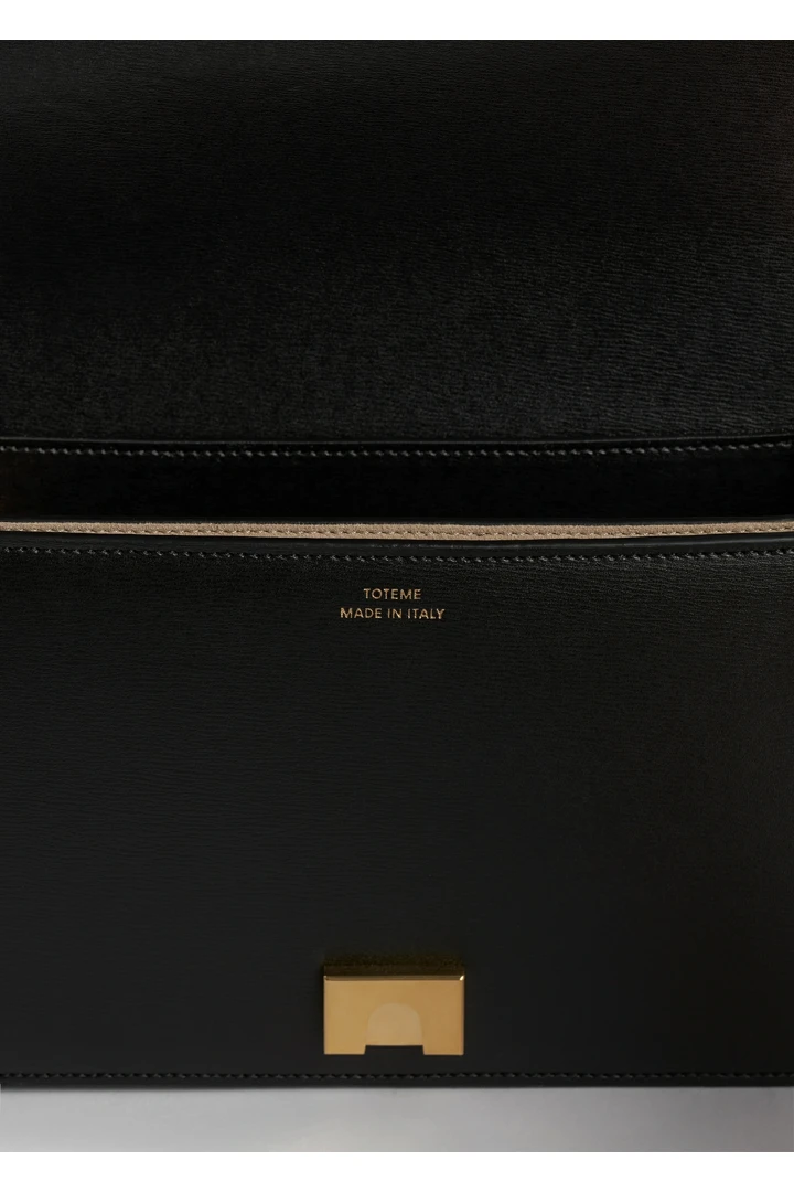 TOTEME 미니 티-플랩 레더 백 블랙의 블랙컬러 7번쨰 이미지입니다.