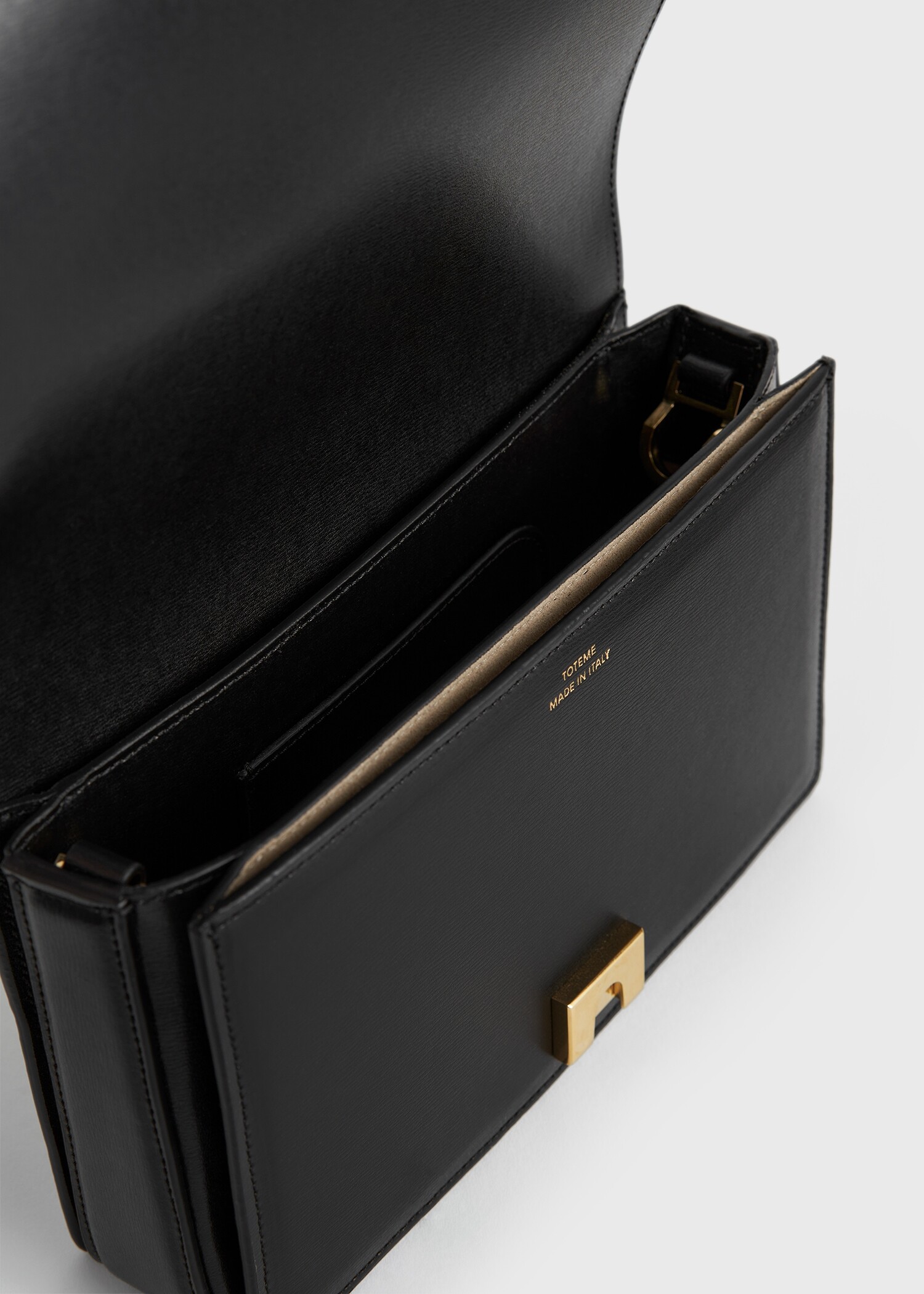 TOTEME 미니 티-플랩 레더 백 블랙의 블랙컬러 8번쨰 이미지입니다.