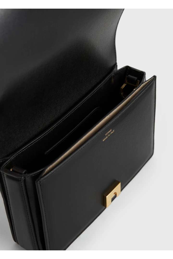 TOTEME 미니 티-플랩 레더 백 블랙의 블랙컬러 8번쨰 이미지입니다.