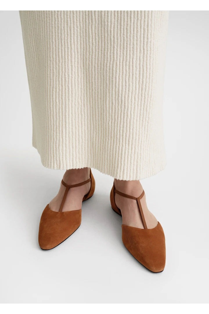 TOTEME 더 티-스트랩 플랫 탄의 탄컬러 1번쨰 이미지입니다.