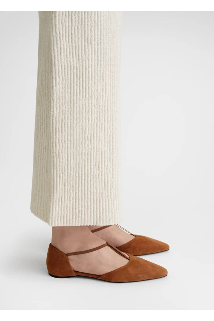 TOTEME 더 티-스트랩 플랫 탄의 탄컬러 2번쨰 이미지입니다.