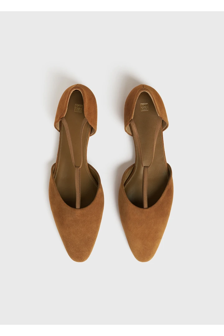 TOTEME 더 티-스트랩 플랫 탄의 탄컬러 4번쨰 이미지입니다.