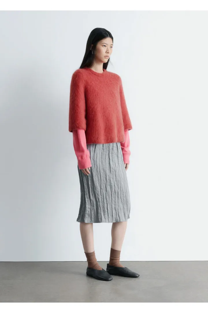 앤아더스토리즈 니 렝스 크레이프 스커트의 실버컬러 ECOMLook입니다.