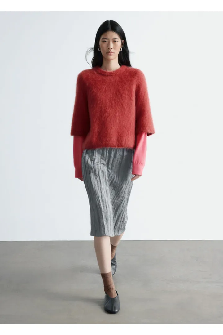 앤아더스토리즈 니 렝스 크레이프 스커트의 실버컬러 ECOMLook입니다.